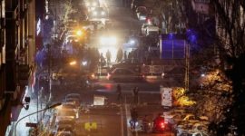 Warga Iran mengikuti aksi protes antipemerintah di salah satu kota besar, di tengah meningkatnya ketegangan antara Teheran dan Washington.