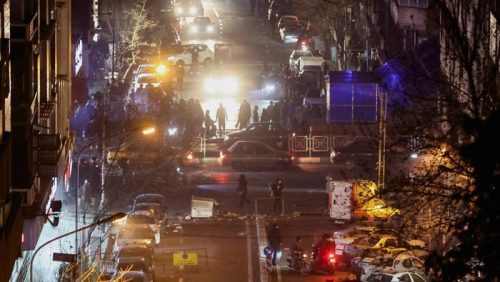 Warga Iran mengikuti aksi protes antipemerintah di salah satu kota besar, di tengah meningkatnya ketegangan antara Teheran dan Washington.