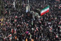 Ribuan warga Iran menggelar unjuk rasa antipemerintah di salah satu kota besar dengan membawa bendera nasional Iran.