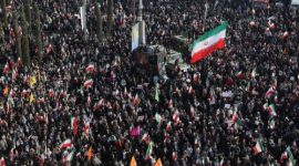 Ribuan warga Iran menggelar unjuk rasa antipemerintah di salah satu kota besar dengan membawa bendera nasional Iran.