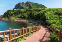 Pemandangan Pulau Jeju di Korea Selatan yang terkenal dengan pantai indah dan alam vulkanik.