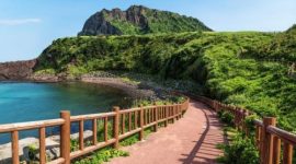 Pemandangan Pulau Jeju di Korea Selatan yang terkenal dengan pantai indah dan alam vulkanik.