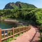 Pemandangan Pulau Jeju di Korea Selatan yang terkenal dengan pantai indah dan alam vulkanik.