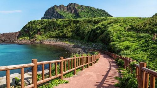 Pemandangan Pulau Jeju di Korea Selatan yang terkenal dengan pantai indah dan alam vulkanik.