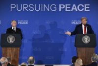 Putin dan Trump menggelar konferensi pers bersama usai pertemuan di Anchorage, Alaska, tahun lalu