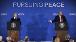 Putin dan Trump menggelar konferensi pers bersama usai pertemuan di Anchorage, Alaska, tahun lalu