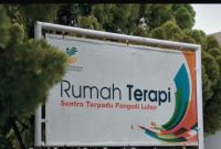 Seorang petugas fisioterapi memberikan terapi kepada anak penyandang kelumpuhan di Rumah Terapi Sentra Terpadu Pangudi Luhur, Bekasi, Jawa Barat.