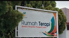 Seorang petugas fisioterapi memberikan terapi kepada anak penyandang kelumpuhan di Rumah Terapi Sentra Terpadu Pangudi Luhur, Bekasi, Jawa Barat.