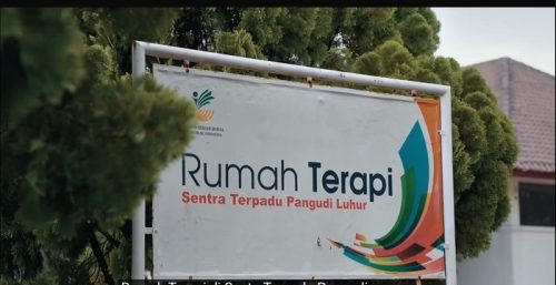 Seorang petugas fisioterapi memberikan terapi kepada anak penyandang kelumpuhan di Rumah Terapi Sentra Terpadu Pangudi Luhur, Bekasi, Jawa Barat.