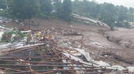 Rumah warga di Cisarua, Kabupaten Bandung Barat, terdampak longsor, Sabtu (24/1/2026)