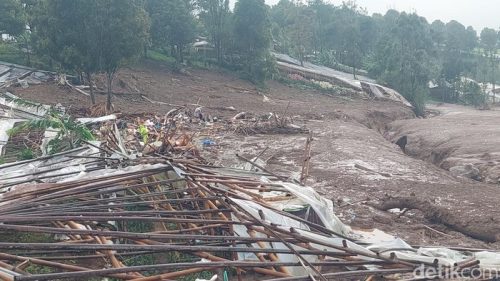 Rumah warga di Cisarua, Kabupaten Bandung Barat, terdampak longsor, Sabtu (24/1/2026)