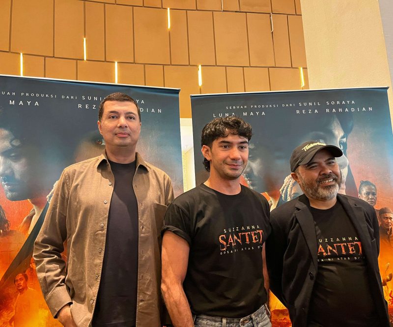 Produser Sunil Soraya, aktor Reza Rahadian, dan sutradara Azhar Kinoi Lubis saat sesi doorstop official trailer ‘Suzzanna: Santet Dosa di Atas Dosa', di Epicentrum XXI, Jakarta, Senin 26 Januari 2026 (Foto: RRI/Fathiyah Nur Zalfa)