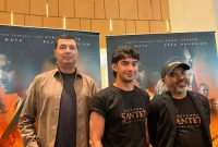 Produser Sunil Soraya, aktor Reza Rahadian, dan sutradara Azhar Kinoi Lubis saat sesi doorstop official trailer ‘Suzzanna: Santet Dosa di Atas Dosa', di Epicentrum XXI, Jakarta, Senin 26 Januari 2026 (Foto: RRI/Fathiyah Nur Zalfa)