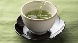 Teh hijau, jahe, dan teh oolong menjadi pilihan minuman herbal yang membantu proses diet alami.