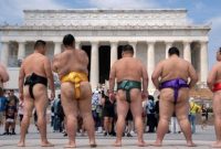 Foto: Sejumlah pegulat sumo tampil di depan Gedung Kapitol, Washington DS, Amerika Serikat (AS), Jumat (28/6/2024). (REUTERS/Nathan Howard)