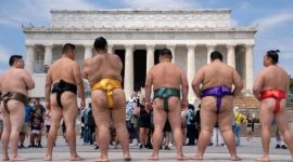 Foto: Sejumlah pegulat sumo tampil di depan Gedung Kapitol, Washington DS, Amerika Serikat (AS), Jumat (28/6/2024). (REUTERS/Nathan Howard)