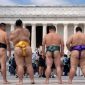 Foto: Sejumlah pegulat sumo tampil di depan Gedung Kapitol, Washington DS, Amerika Serikat (AS), Jumat (28/6/2024). (REUTERS/Nathan Howard)