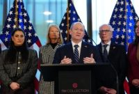 Senator AS dari Partai Demokrat dan Republik mengadakan pertemuan dengan Perdana Menteri Denmark Mette Frederiksen di Kopenhagen untuk menyatakan dukungan terhadap Denmark dan Greenland.