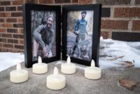 Warga dan kerabat menyalakan lilin di tugu peringatan sementara dekat lokasi Alex Pretti, perawat ICU yang tewas ditembak petugas imigrasi AS di Minneapolis.