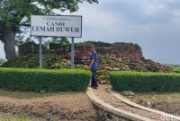 Candi Lemah Duwur di Sidoarjo (Suparno/detikJatim)


Baca artikel detikTravel, "Candi Lemah Duwur yang Diselimuti Mistis, Jangan Coba-coba Lakukan Ini" selengkapnya https://travel.detik.com/domestic-destination/d-8296258/candi-lemah-duwur-yang-diselimuti-mistis-jangan-coba-coba-lakukan-ini.

Download Apps Detikcom Sekarang https://apps.detik.com/detik/