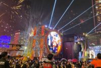 Warga memadati kawasan Bundaran HI, Jakarta Pusat, saat merayakan malam pergantian Tahun Baru 2026.