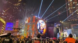 Warga memadati kawasan Bundaran HI, Jakarta Pusat, saat merayakan malam pergantian Tahun Baru 2026.