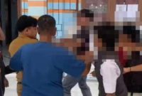 Tangkap layar momen guru dan siswa adu jotos di Jambi.