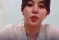 Tangkapan layar video pramugari gadungan minta maaf. (Dok. Istimewa/Tangkapan Layar)