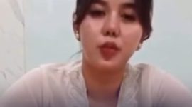 Tangkapan layar video pramugari gadungan minta maaf. (Dok. Istimewa/Tangkapan Layar)