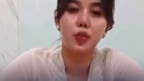 Tangkapan layar video pramugari gadungan minta maaf. (Dok. Istimewa/Tangkapan Layar)