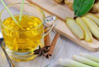 “Ramuan herbal jahe dan sereh, hangatkan badan dan kuatkan imun saat musim hujan.”