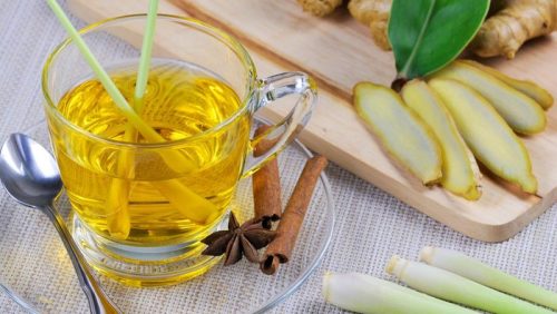 “Ramuan herbal jahe dan sereh, hangatkan badan dan kuatkan imun saat musim hujan.”