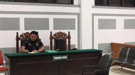 Oditur Militer Letkol Sunardi membacakan tuntutan hukuman mati terhadap Serma TDA dalam sidang di Pengadilan Militer I-02 Medan, Senin (12/1/2026).