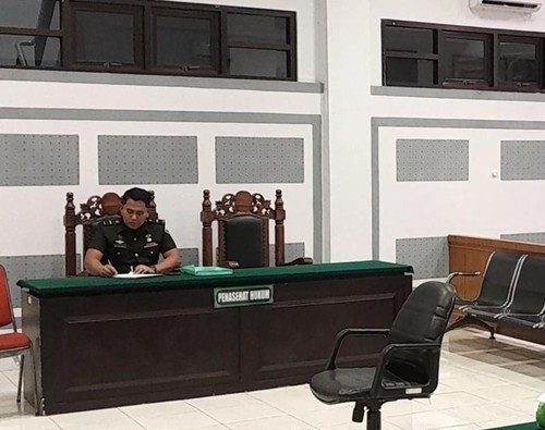 Oditur Militer Letkol Sunardi membacakan tuntutan hukuman mati terhadap Serma TDA dalam sidang di Pengadilan Militer I-02 Medan, Senin (12/1/2026).