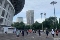 Warga berolahraga di kawasan Stadion Gelora Bung Karno (GBK), Jakarta, pada pagi Tahun Baru 2026.