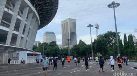 Warga berolahraga di kawasan Stadion Gelora Bung Karno (GBK), Jakarta, pada pagi Tahun Baru 2026.