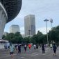 Warga berolahraga di kawasan Stadion Gelora Bung Karno (GBK), Jakarta, pada pagi Tahun Baru 2026.