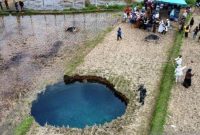 Warga melihat dari jauh sinkhole di Nagari Situjua Batua, Limapuluh Kota, Sumbar. (Antara/Fandi Yogari)