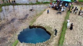 Warga melihat dari jauh sinkhole di Nagari Situjua Batua, Limapuluh Kota, Sumbar. (Antara/Fandi Yogari)