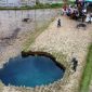 Warga melihat dari jauh sinkhole di Nagari Situjua Batua, Limapuluh Kota, Sumbar. (Antara/Fandi Yogari)
