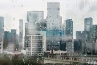 Hujan lebat turun di kawasan perkotaan pada Februari seiring masih aktifnya musim hujan di Indonesia.