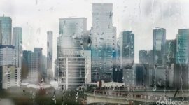 Hujan lebat turun di kawasan perkotaan pada Februari seiring masih aktifnya musim hujan di Indonesia.