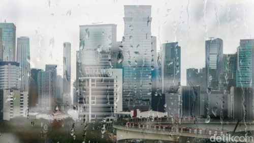 Hujan lebat turun di kawasan perkotaan pada Februari seiring masih aktifnya musim hujan di Indonesia.