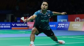 Anthony Sinisuka Ginting tampil dominan ketika menghadapi Kantaphon Wangcharoen pada babak kualifikasi Indonesia Masters 2026 di Istora Senayan, Jakarta.
