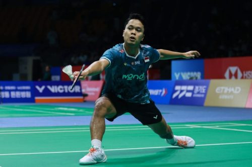 Anthony Sinisuka Ginting tampil dominan ketika menghadapi Kantaphon Wangcharoen pada babak kualifikasi Indonesia Masters 2026 di Istora Senayan, Jakarta.
