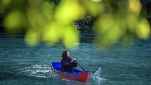 Keindahan Pulau Maratua di Kabupaten Berau menampilkan laut biru jernih dan hamparan terumbu karang yang memikat wisatawan.