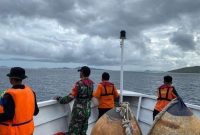 Tim SAR mengamati laut di sekitar KM Putri Sakinah yang tenggelam di Pulau Padar, Labuan Bajo, NTT. Keluarga pelatih Valencia terdampak.