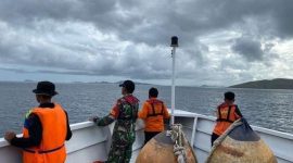 Tim SAR mengamati laut di sekitar KM Putri Sakinah yang tenggelam di Pulau Padar, Labuan Bajo, NTT. Keluarga pelatih Valencia terdampak.