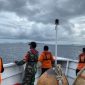 Tim SAR mengamati laut di sekitar KM Putri Sakinah yang tenggelam di Pulau Padar, Labuan Bajo, NTT. Keluarga pelatih Valencia terdampak.