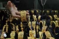 Pedagang menunjukkan perhiasan emas di sebuah toko di kawasan Cikini, Jakarta. (Liputan6.com/Johan Tallo)